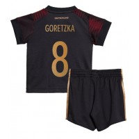 Koszulka piłkarska Niemcy Leon Goretzka #8 Strój wyjazdowy dla dzieci MŚ 2022 tanio Krótki Rękaw (+ Krótkie spodenki)